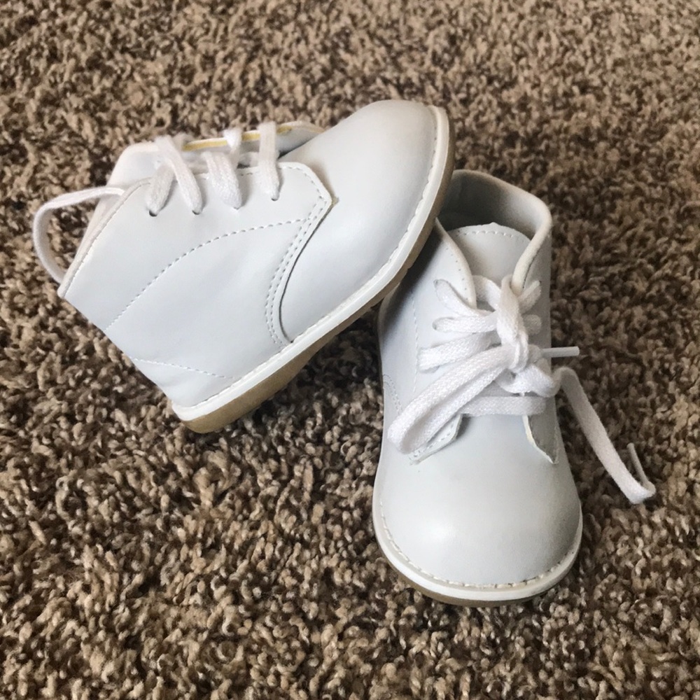 Toddler white shoes size 4w